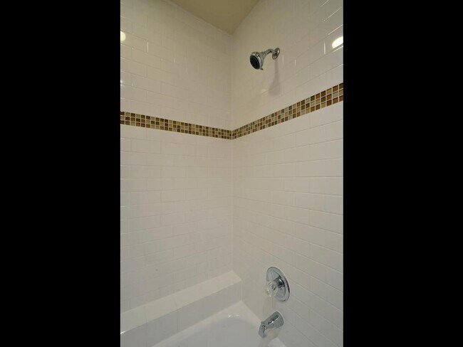 Building Photo - 7685 Northcross Dr