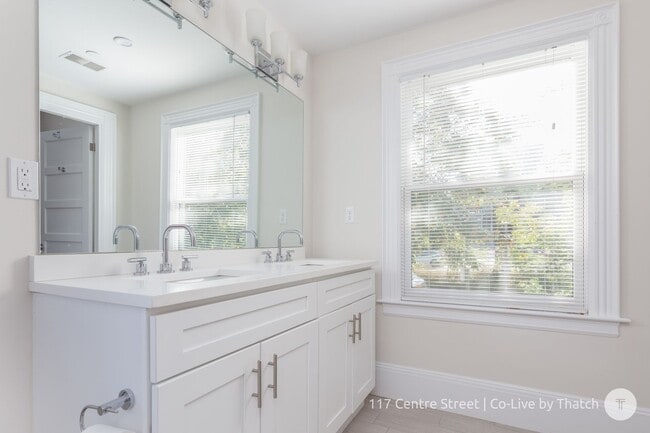 Building Photo - Convenient Location, In-Unit Washer and Dryer, Central Heat/AC, Eat-in Kitchen, Parking for Rent