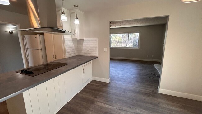Building Photo - 2960 Cabrillo Dr