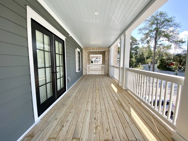 Building Photo - Two Bedroom Apartment Walking Distance to Downtown Bluffton!