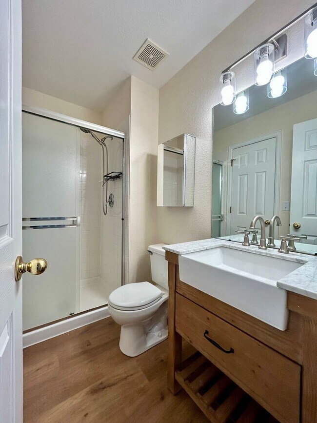 Building Photo - Sunny & Spacious 2-Bedroom Townhome