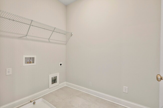 Building Photo - 335 Caledonia Ct