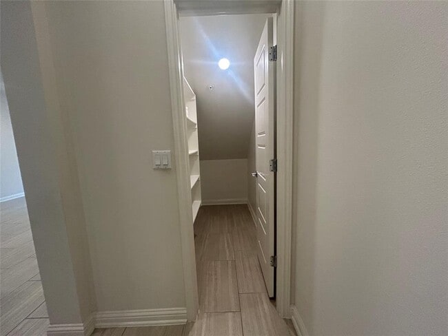 Building Photo - 13800 Lyndhurst St