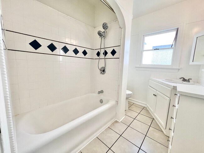 Building Photo - Charming Belmont Shore Bungalow close to 2...
