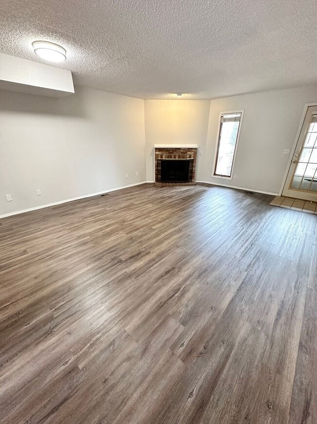 Building Photo - Recently renovated townhome with three bal...