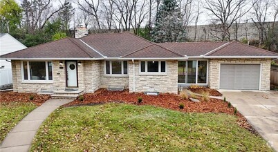 Building Photo - 4 Bedroom 2 Bath Home in St. Louis Park!