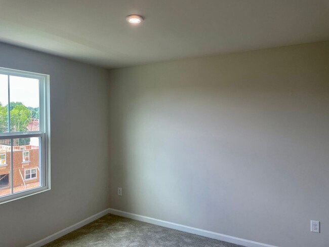 Building Photo - 105 Robinia Rd