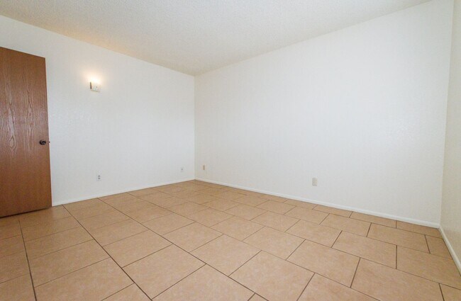 Building Photo - Charming Cul De Sac Home with Fireplace, Central A/C & Garage!