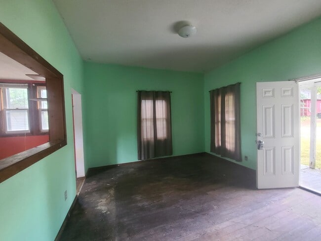 Building Photo - 615 N Almond St