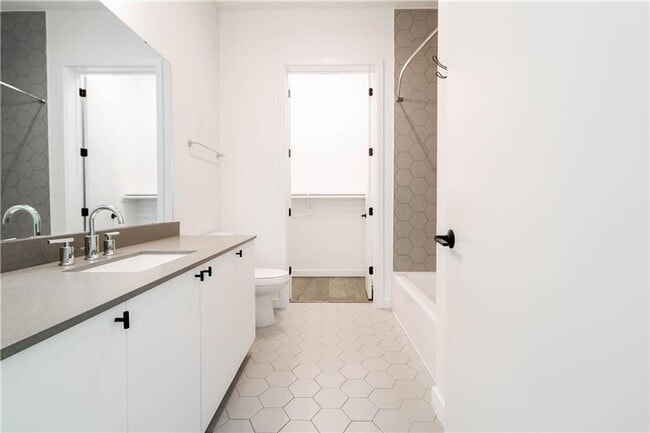 Building Photo - Incredible 2-Bedroom Condo at the Tyndall ...