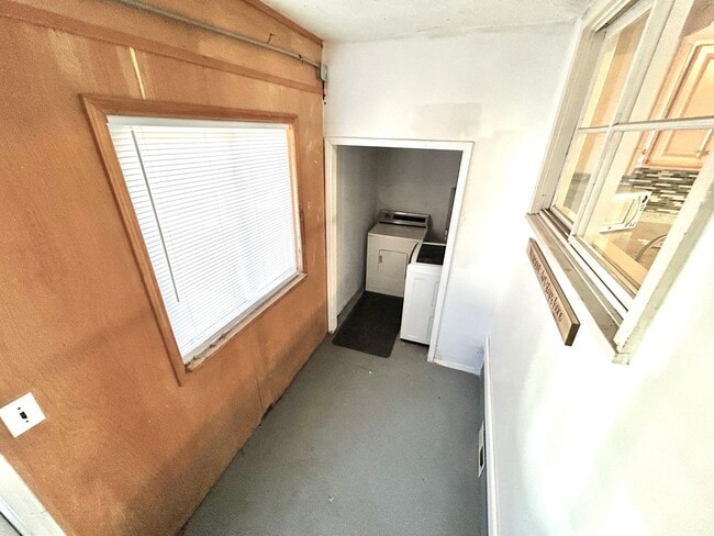 Building Photo - 110 E Gray St