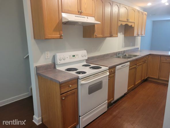 Building Photo - 3 br, 2 bath Triplex - 8616 Spring Ave Apt B