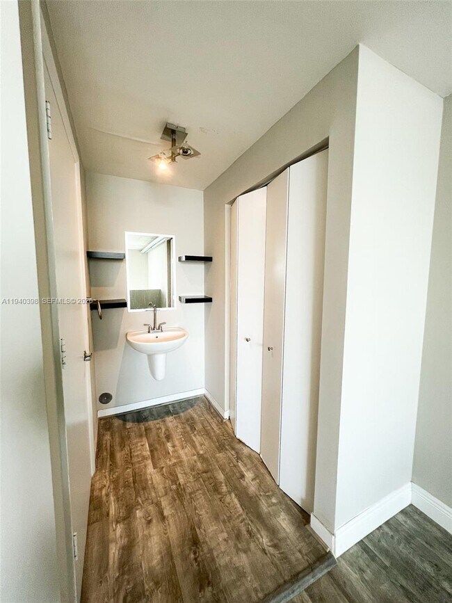 Building Photo - 690 SW 1st Ct