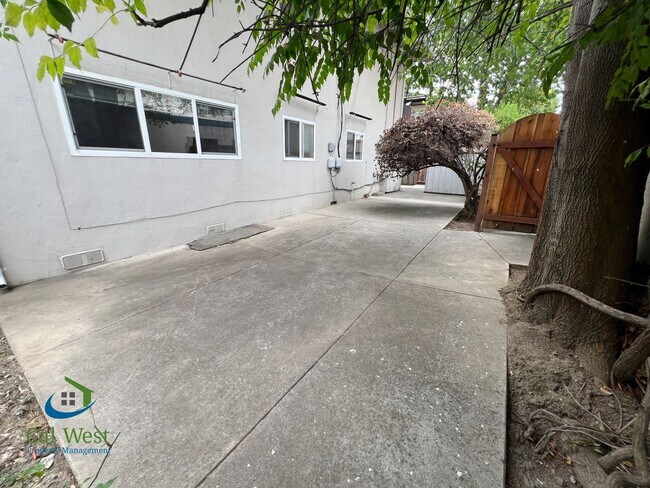 Building Photo - $2895 -  Downstairs 2 Bed 1.5 Bath-Updated Kitchen near Westgate Center