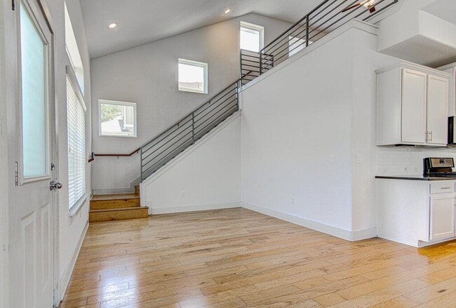 Building Photo - 2117 Maxwell Ln