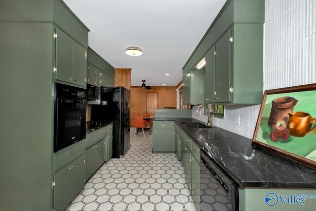 Building Photo - 1610 Chapman Ave NE