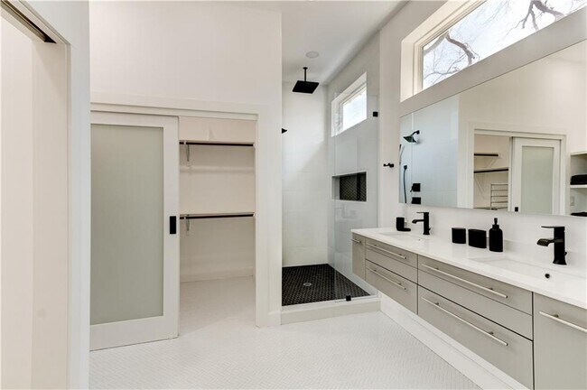 Building Photo - 2715 Zaragosa St