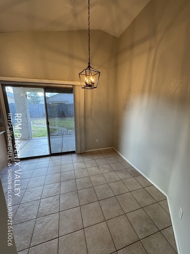 Building Photo - Cozy 3 Bed / 2 Bath with New Paint & Floor...