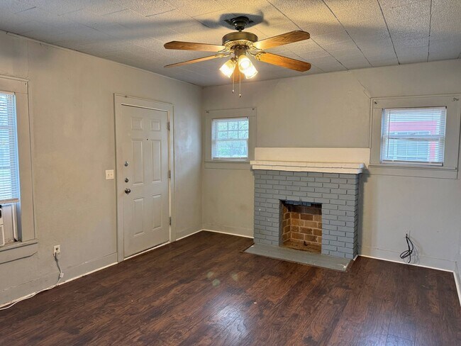 Building Photo - 1818 Collins Ave