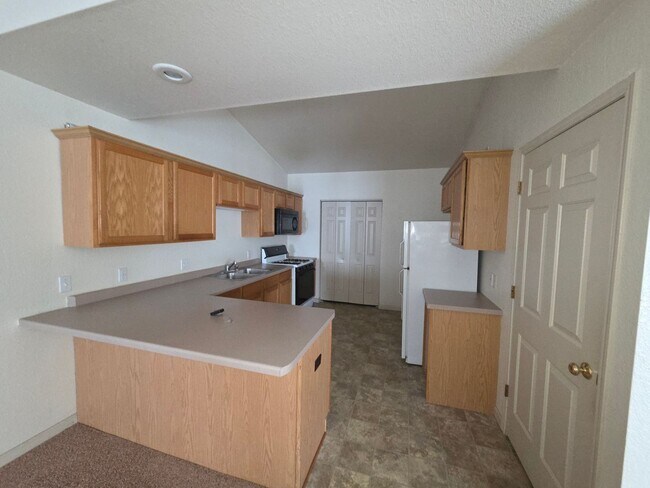 Building Photo - Discover your dream Townhome in Manitowoc!