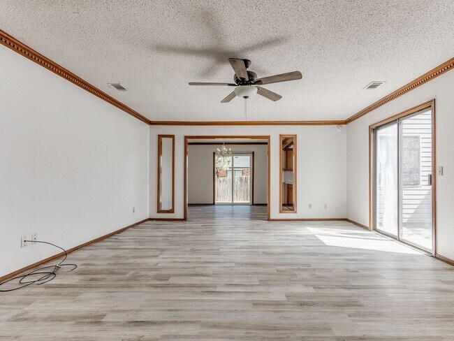 Building Photo - 3 Bed 2 bath!