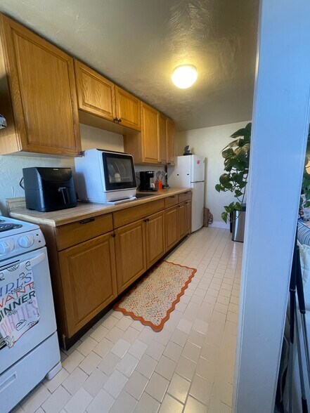 Kitchen - 157 Cricket Ave