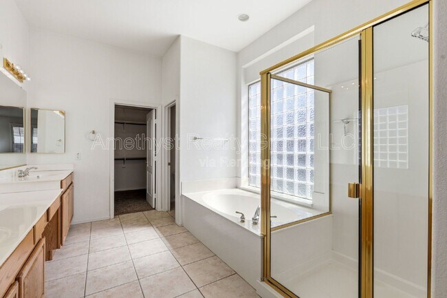 Building Photo - 7017 W Greenbriar Dr