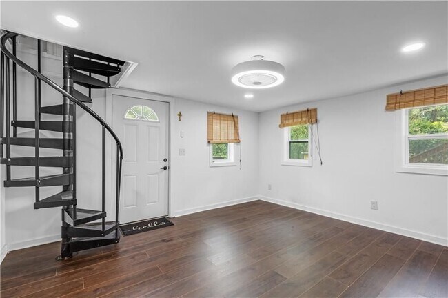 Building Photo - 844 Deckner Ave SW