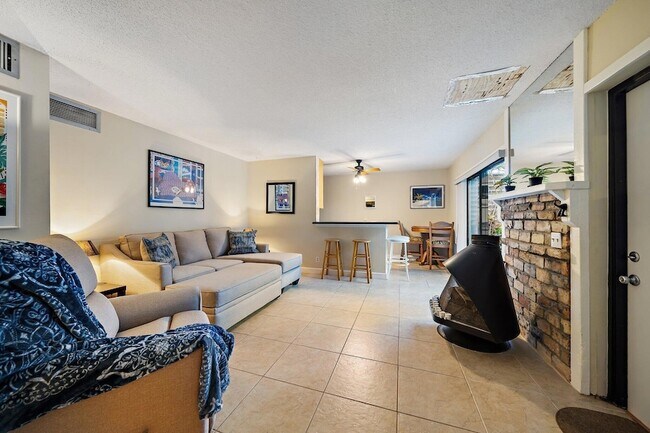 Building Photo - 1605 S US Hwy 1