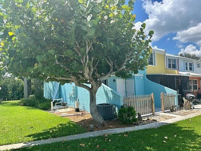 Building Photo - 802 Shorewinds Dr