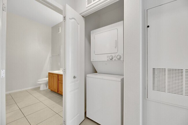 Building Photo - Two Bedroom Condo in Gate community