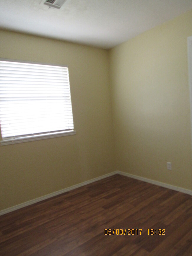 Building Photo - Very nice spacious home! No Carpet! Pet Fr...