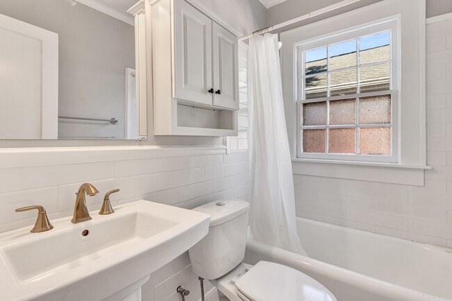 Building Photo - 666 Yorkshire Rd NE