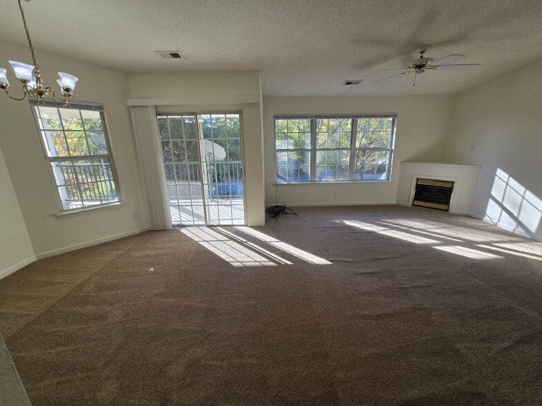 Building Photo - 810 Brassie Ln