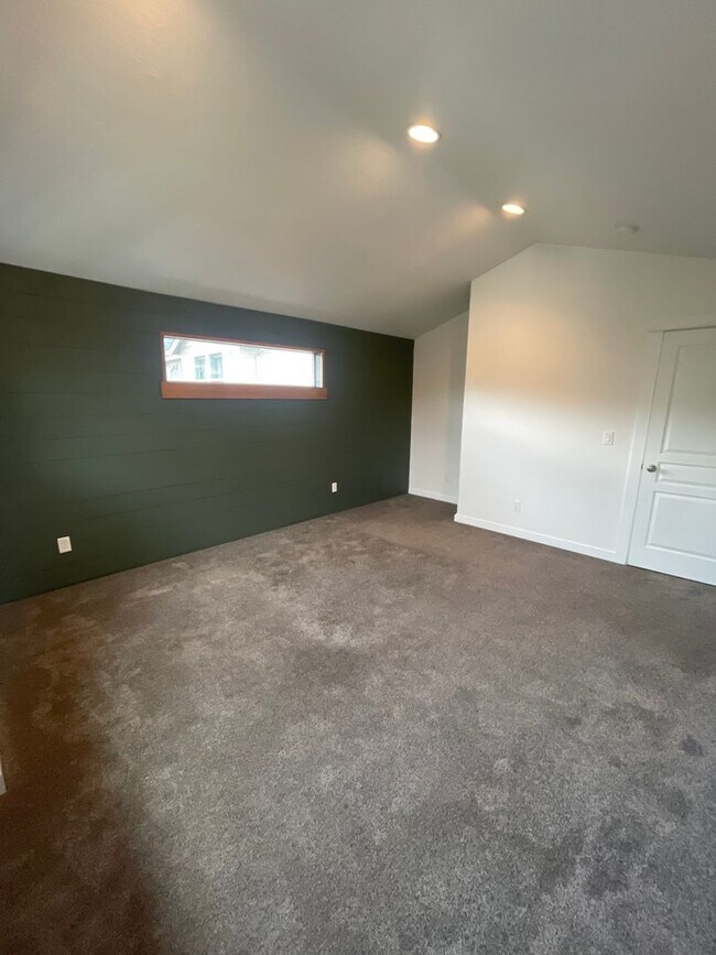 Building Photo - Beautiful 3 Bedroom on Large Corner Lot!