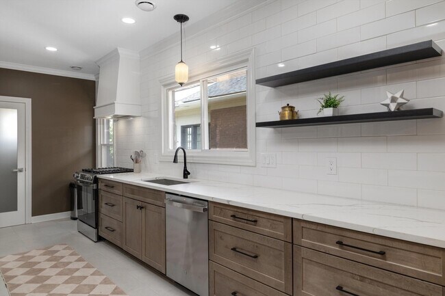 Building Photo - 1458 Virginia Park St