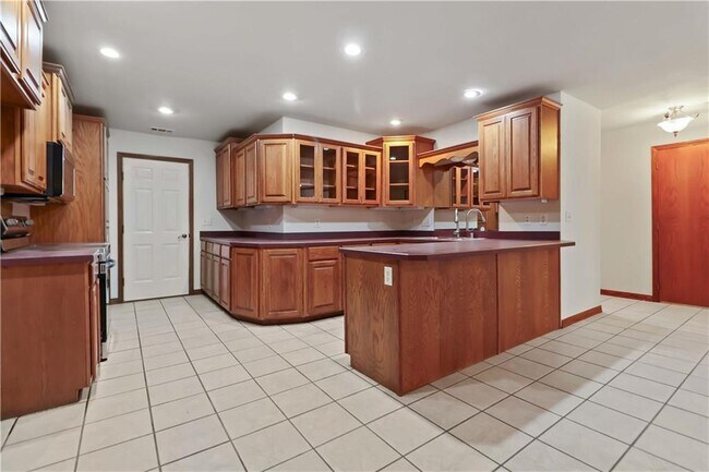 Building Photo - 2915 E Sterling Ct