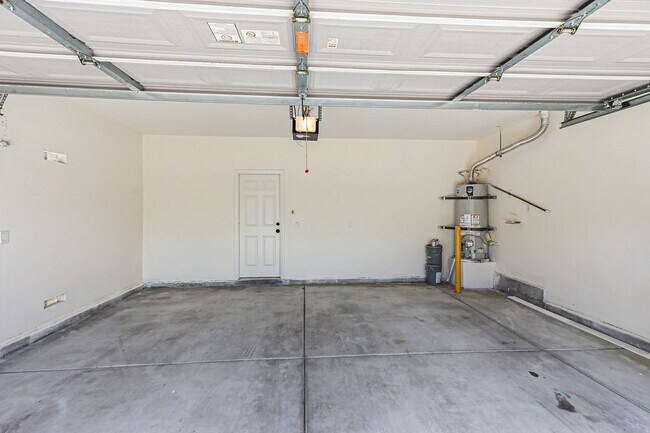 Building Photo - 5870 Lustrous Ct