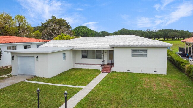 Building Photo - 1025 Hunting Lodge Dr