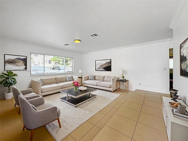 Building Photo - 508 SE 9th Ct