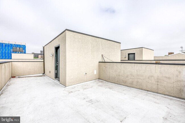 Building Photo - Northern Liberties Townhome with Parking