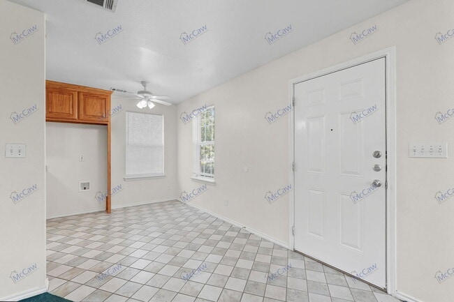 Building Photo - 509 W Cedar St