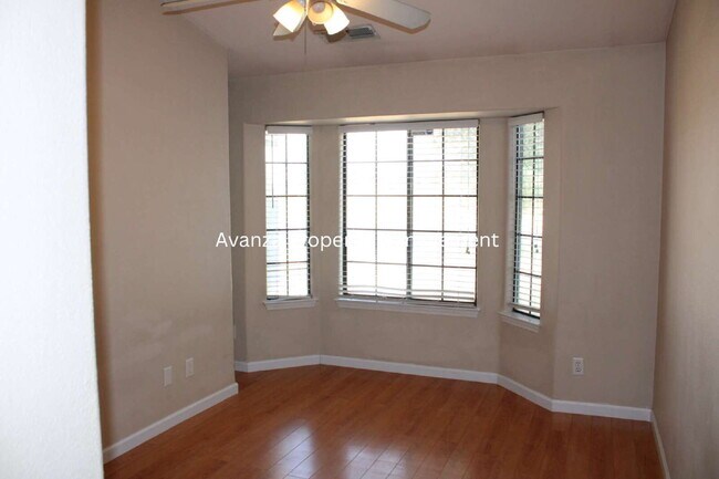 Building Photo - 4 Bedroom/2 Bath Home in Clovis  (Herndon ...