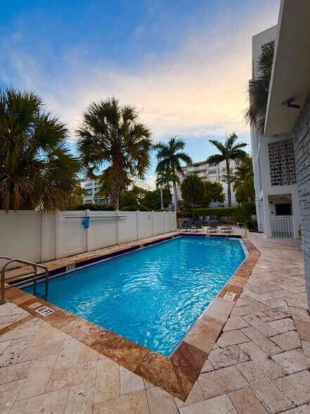 Building Photo - 10001 W Bay Harbor Dr