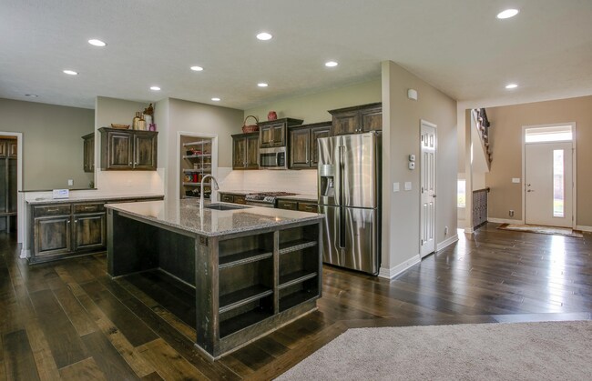 Building Photo - Stylish Living & Modern Comfort in Mission...