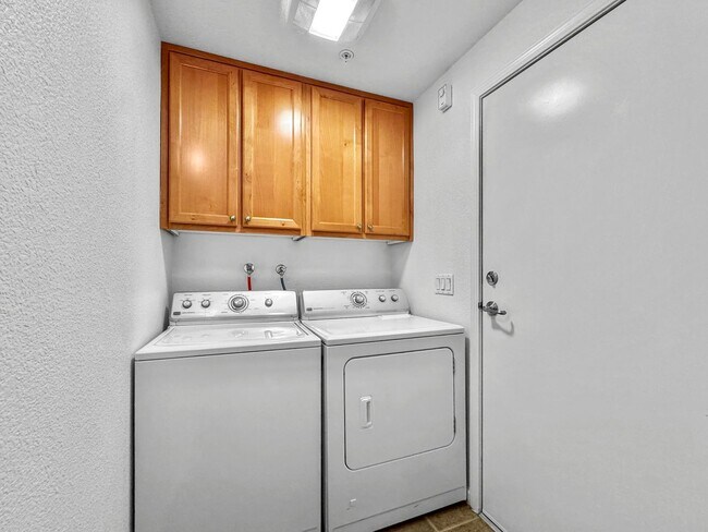 Building Photo - Updated 2BR/2BA Condo with Garage in Prime...