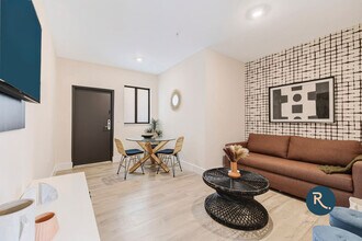 Building Photo - 3031 NE 4th Ave