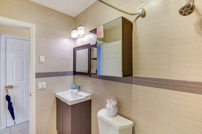 Building Photo - 412 NE 4th Ave