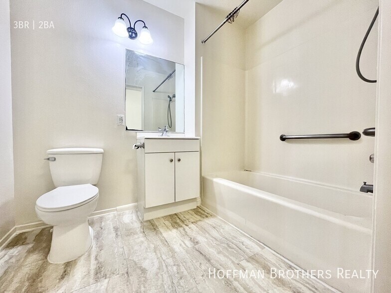 Building Photo - 982 S New Hampshire Ave