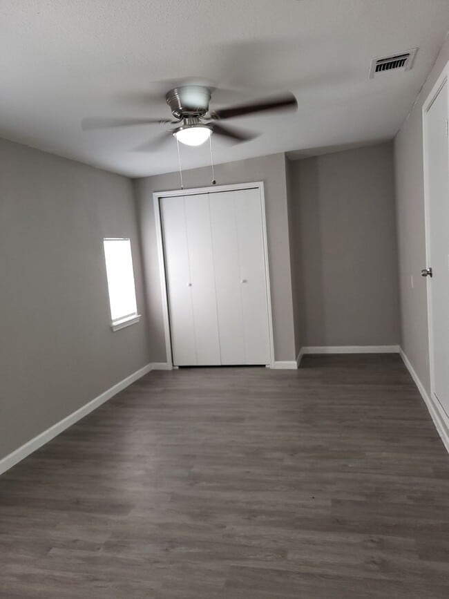 Building Photo - 1/1 rear apartment ready for move-in WITH ...